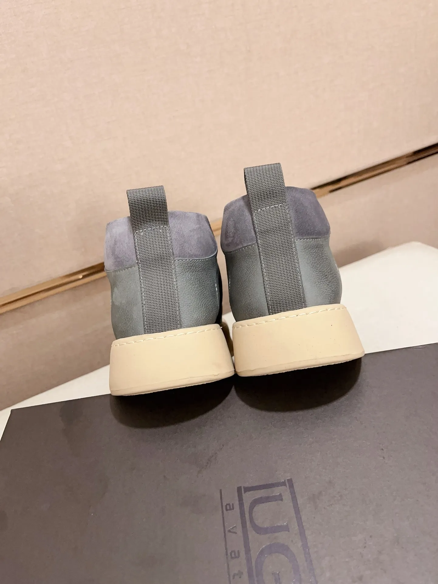 Factory price: 740💰North American men's shoes Ugg ☃️In the special sale of new high-quality men's shoes snow boots in autumn and winter, the nemesis of extreme cold weather! Made of cowhide leather, merino wool lining, and original outsole, whether driving, outdoor or daily wear, there is always one that suits you! Code number 39-44